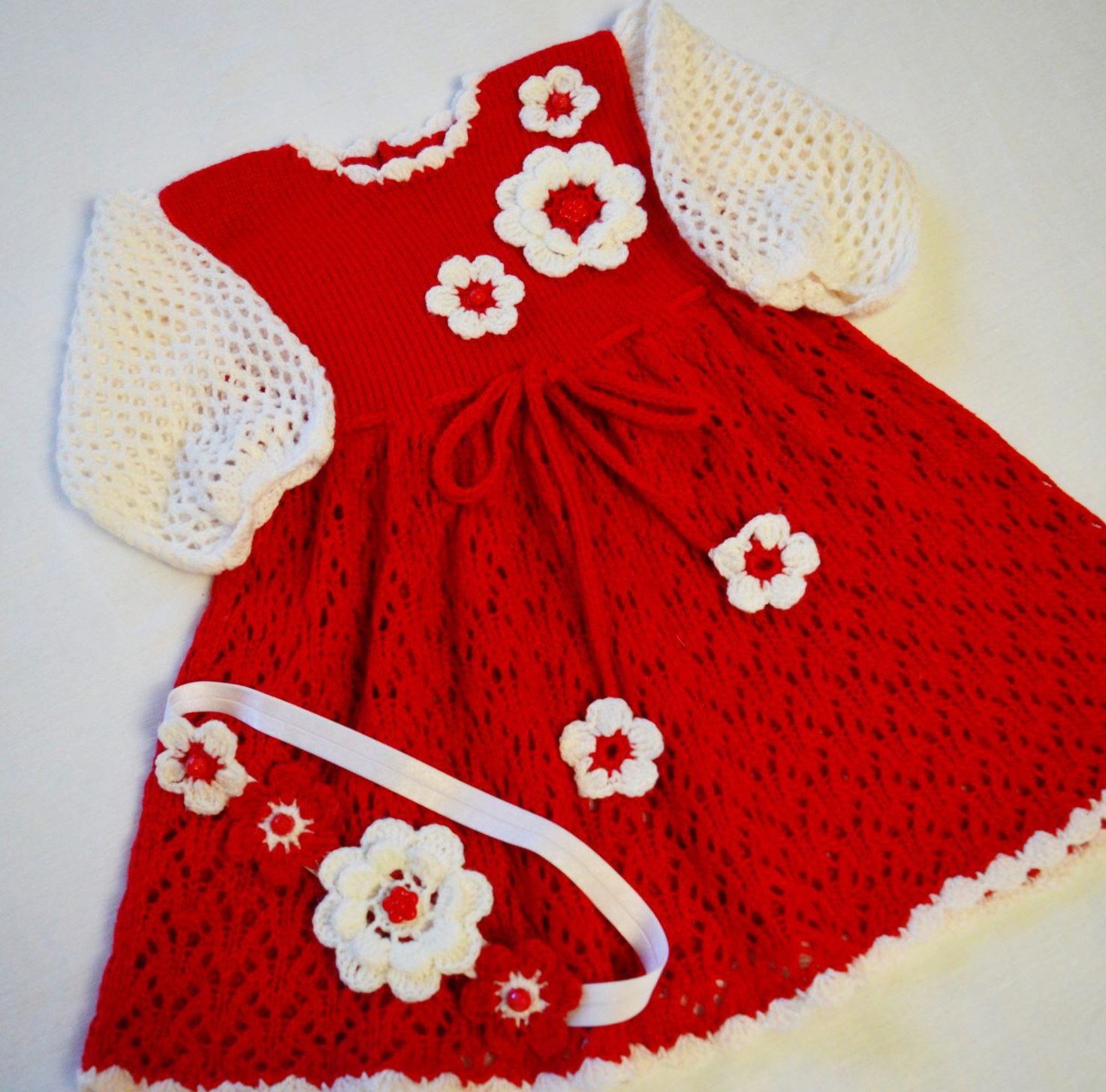 Robe bébé rouge avec bordure blanche