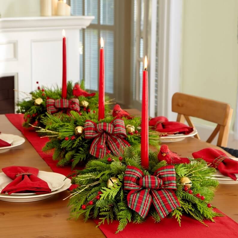 Mesa roja con árbol de Navidad.