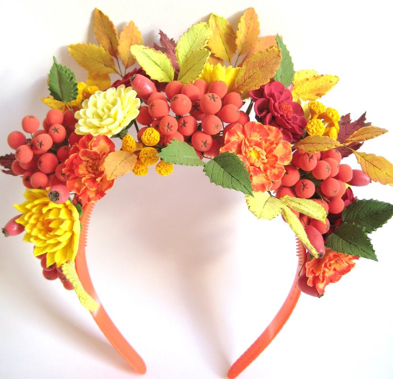 Diadema para traje de hojas con frutos rojos.