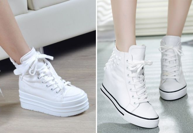 Witte sneakers op een plat platform