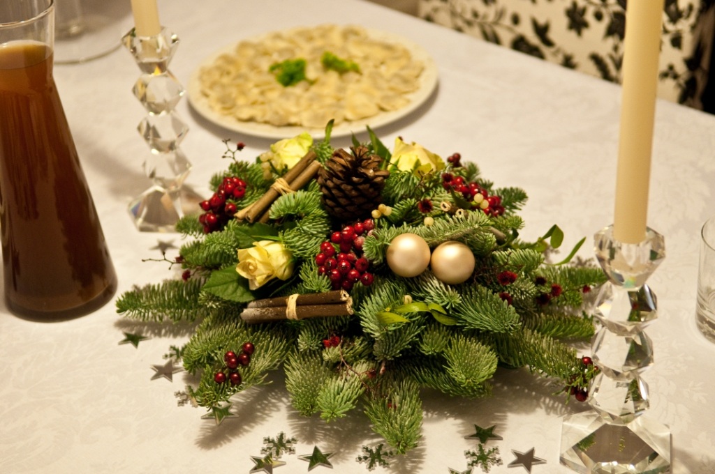 Neujahrstisch mit Weihnachtsbaum