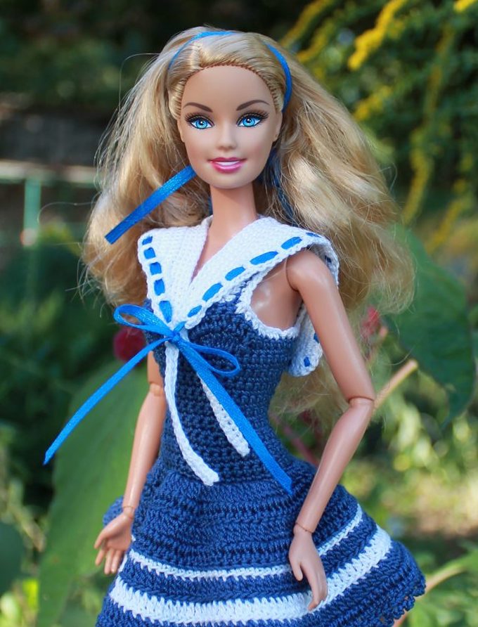 Sininen ja valkoinen Barbie-mekko