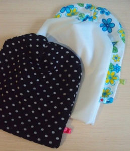 Un bonnet tricoté simple pour un enfant