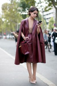 sac bordeaux avec manteau en cuir