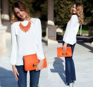 look luminoso con una borsa rossa