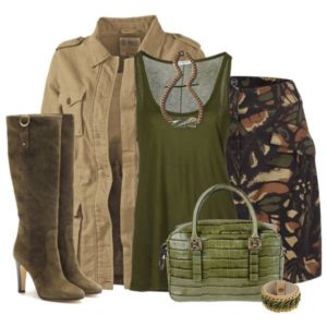 Khaki-Stiefel mit beigem Trenchcoat