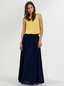 Skirt biru dengan blaus kuning