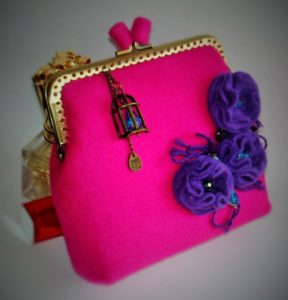 Bolso de fieltro rosa con flores.