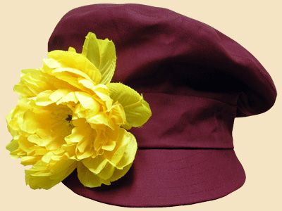 Casquette avec une fleur jaune