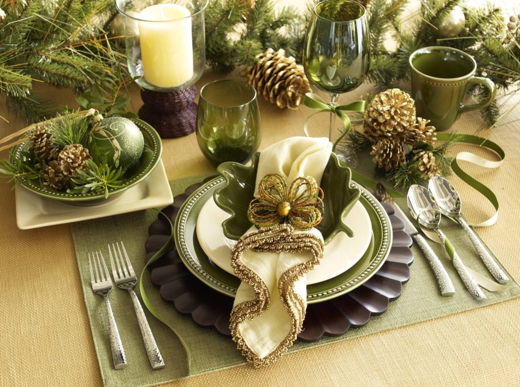 Mesa verde de Año Nuevo con árbol de Navidad.