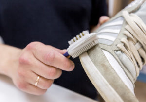 nettoyage avec une brosse croisée