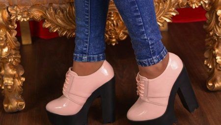 Botins rosa de salto alto com sola de trator