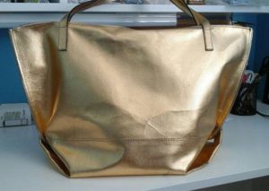 come eliminare le pieghe da una borsa in pelle