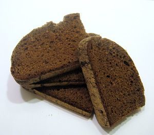 Cleaning suede with rye bread