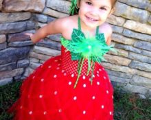 DIY strawberry costume para sa mga batang babae