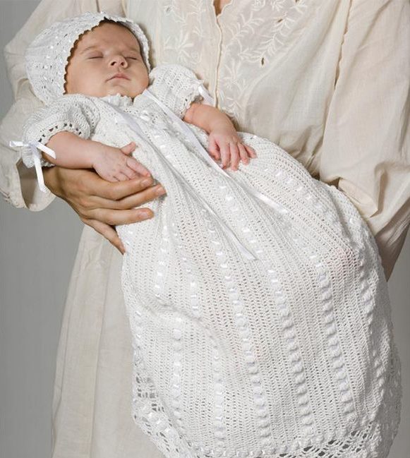 Vestido de bautizo para niña.