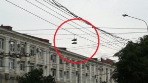 Turnschuhe an Drähten in Russland