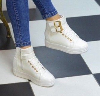 Baskets montantes blanches avec un jean