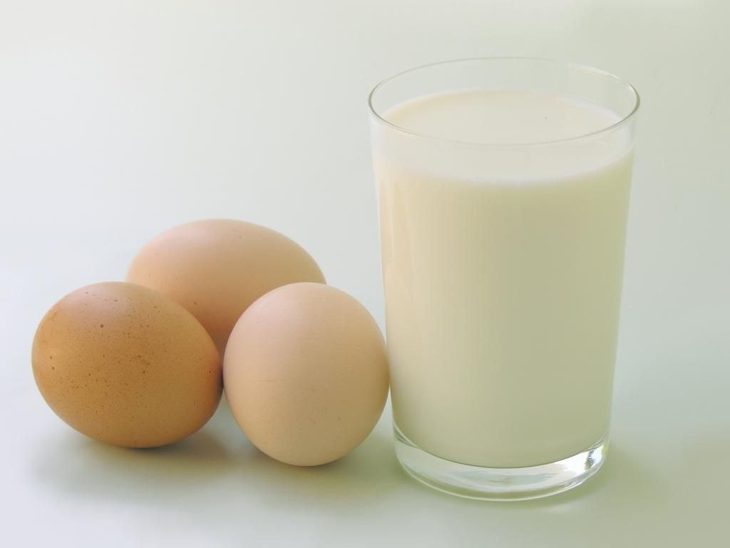 Cleaning the bag with milk and eggs