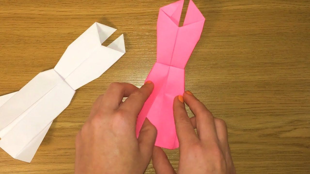 Jurken voor Barbie gemaakt van gekleurd papier