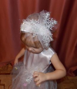 copos de nieve en un vestido de niño