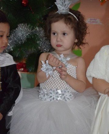 copos de nieve brillantes en un vestido infantil