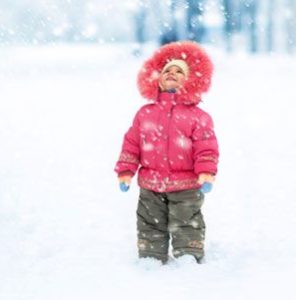 l'enfant est tombé en hiver