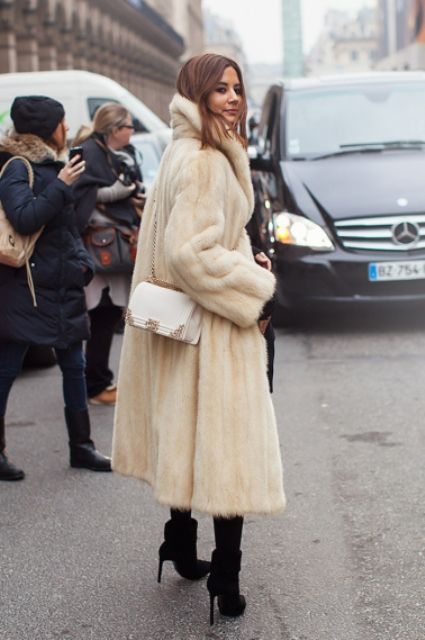 bottines pour un manteau de fourrure blanc