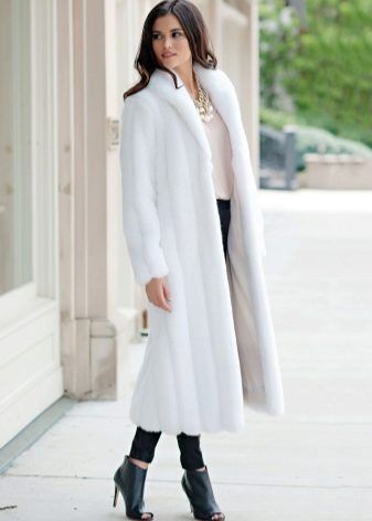 long manteau de fourrure blanche