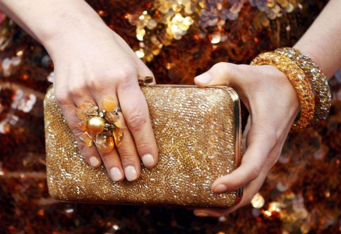 Gouden clutch met avondjurk