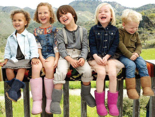 Botas ugg de colores para niños.