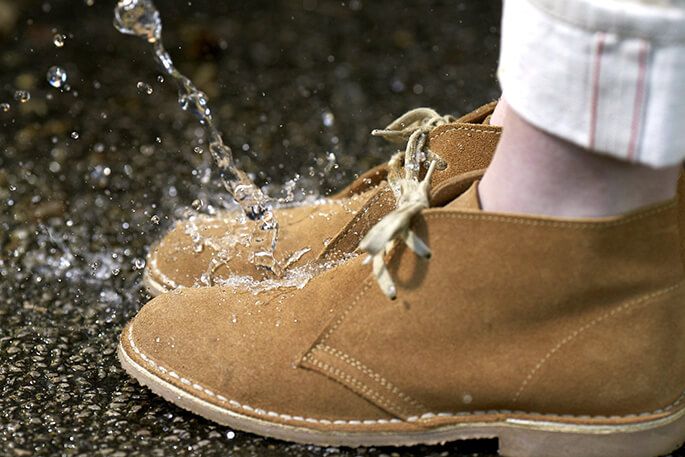 Zapatos de gamuza y agua.