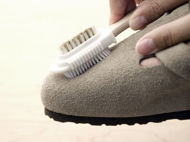 Cleaning suede with a brush