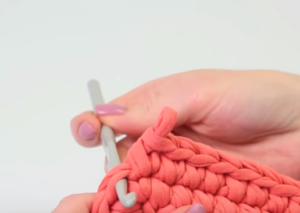 Insérez le crochet dans la boucle