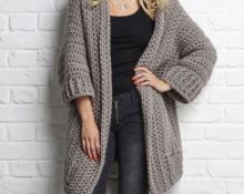 cardigan all'uncinetto realizzato in filato spesso