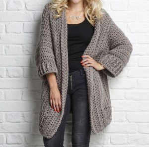 cardigan de crochê feito de fio grosso