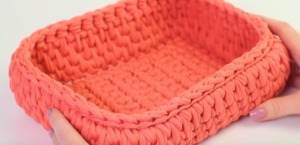 Panier en fil tricoté au crochet