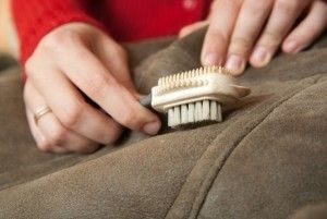 Come pulire un cappotto di pelle scamosciata a casa