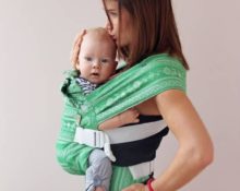 bébé dans un sac à dos ergonomique