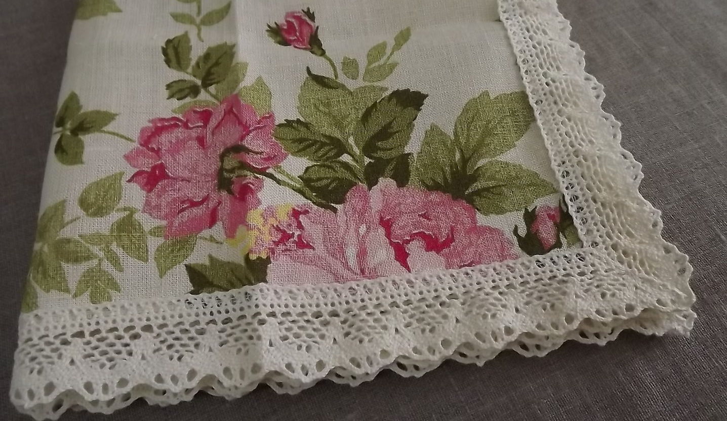 Sew lace tablecloth with knitted binding