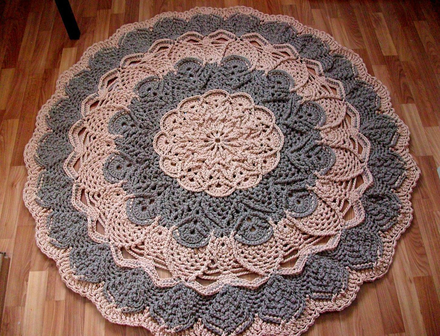 How much yarn for a round rug?