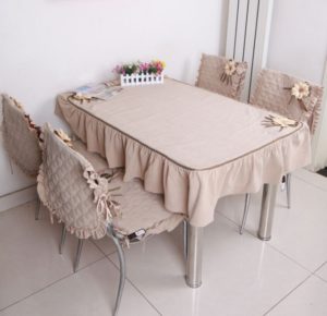 Beige tafelkleed en stoelhoezen