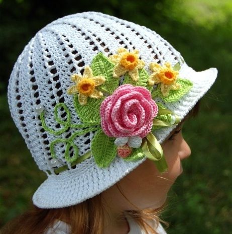 Fiori sul cappello di un bambino