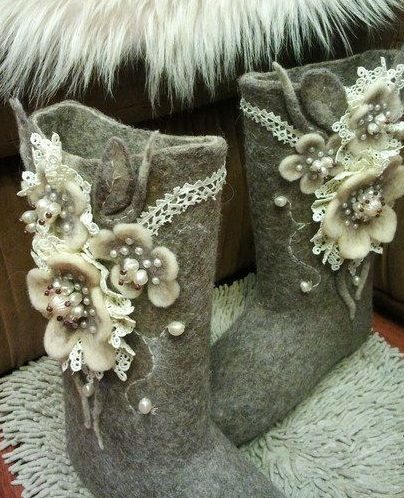 Botas de feltro com decoração floral