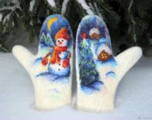 wool mittens with snowman