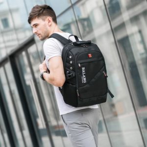 mec avec un sac à dos