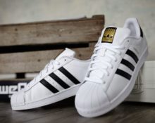 Cách phân biệt giày thể thao adidas với hàng giả