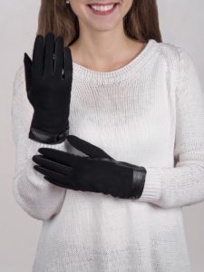 fille avec des gants