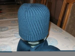 cappello su una macchina per maglieria