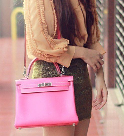 Pink na bag na may miniskirt